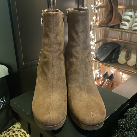 GBG brown suede like platform heeled ankle bootie - Picture 2 of 10